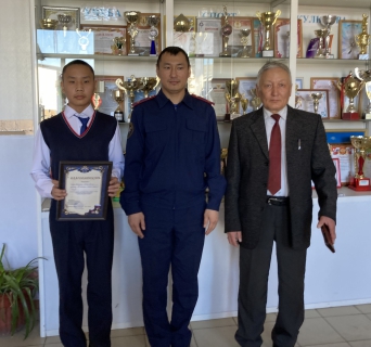 Руководитель Дзун-Хемчикского следственного отдела выразил благодарность трем ученикам средних школ гор. Чадаана за спасение утопающего